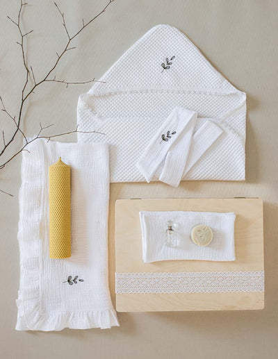 Trusou botez din muselină albă și bumbac gofrat realizat de @MagazinulLuiFilip - exemplu utilizare material textil